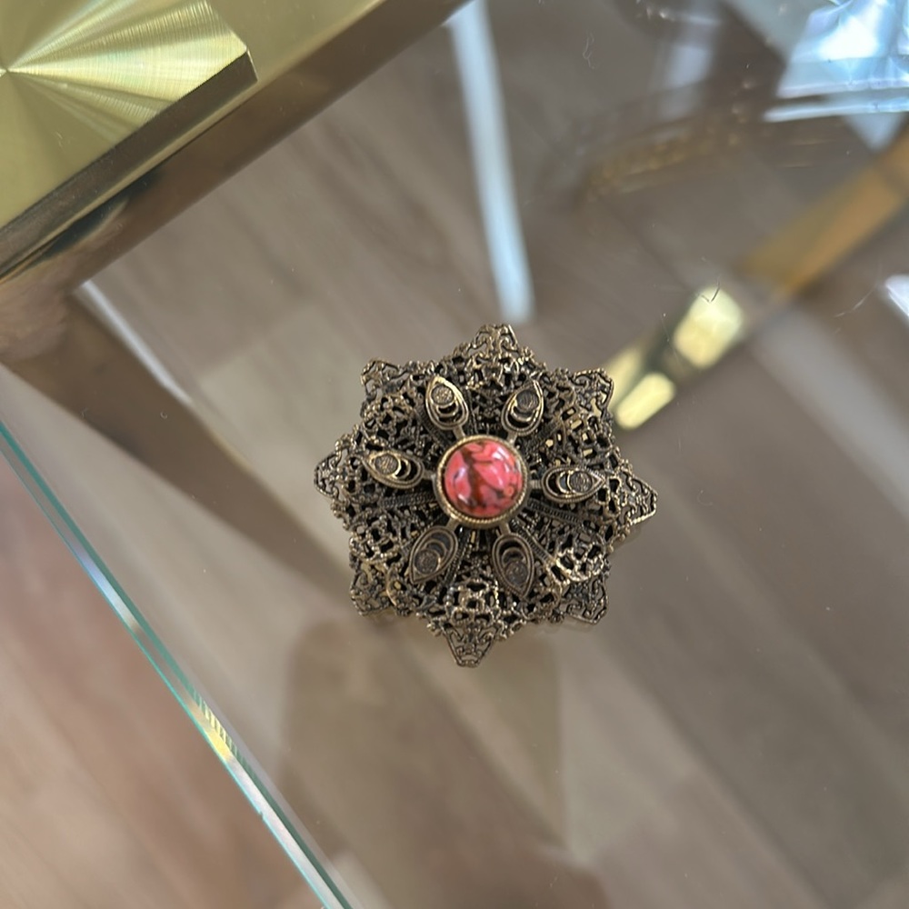 Vintage gold and coral stone brooch - Picture 4 of 7